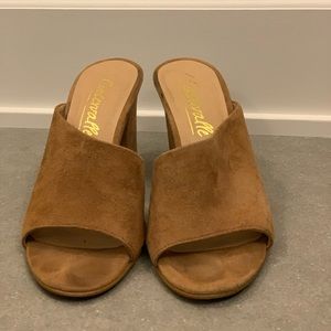 L’intervalle beige Suede sandal heels